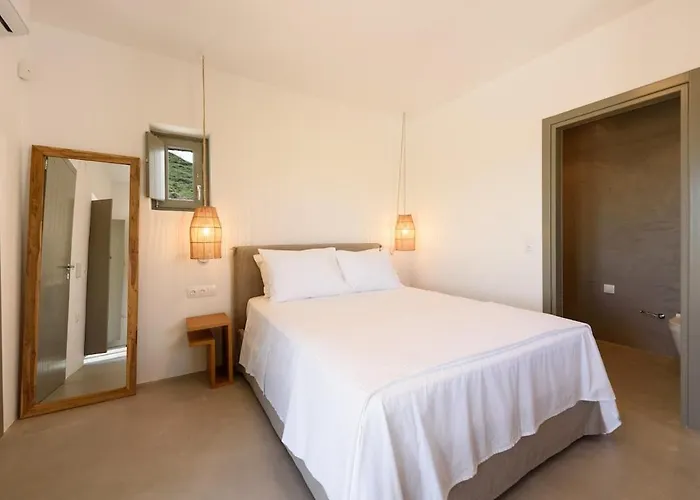 Villa Elevated With Panoramic Sea View *